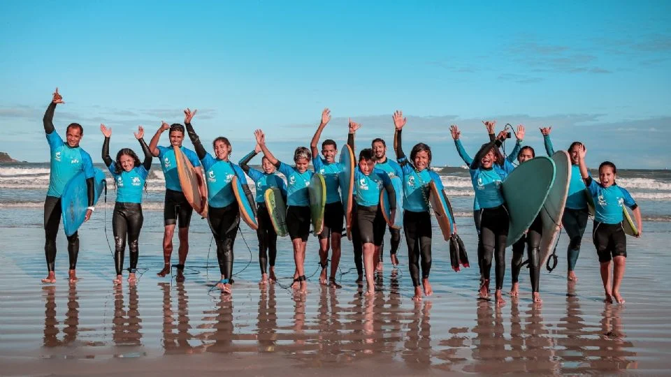 Projeto Ondas usa surfe como ferramenta de transformação social em Guarujá